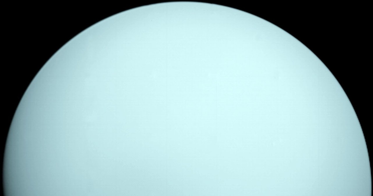Zdjęcie Urana zrobione przez sondę Voyager 2 z 1986, czyli ludzki obiekt, który był najbliżej planety. Zrobił je z odległości 12.6 miliona kilometrów. Dla porównania najnowsze zdjęcie Teleskop Webba wykonał z odległości około 2,9 miliarda kilometrów