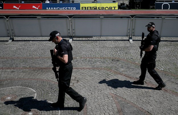Zdjęcie uzbrojonej policji po zamachu w Manchesterze w 2017 roku /Nigel Roddis /PAP/EPA