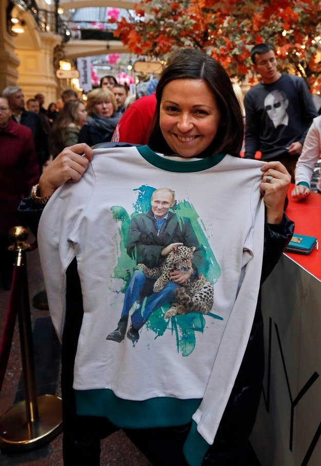 Zdjęcie Władimira Putina z tygrysem nadrukowane na bluzce ze specjalnej kolekcji, stworzonej na 62. urodziny rosyjskiego prezydenta, które wypadły we wtorek /YURI KOCHETKOV /PAP