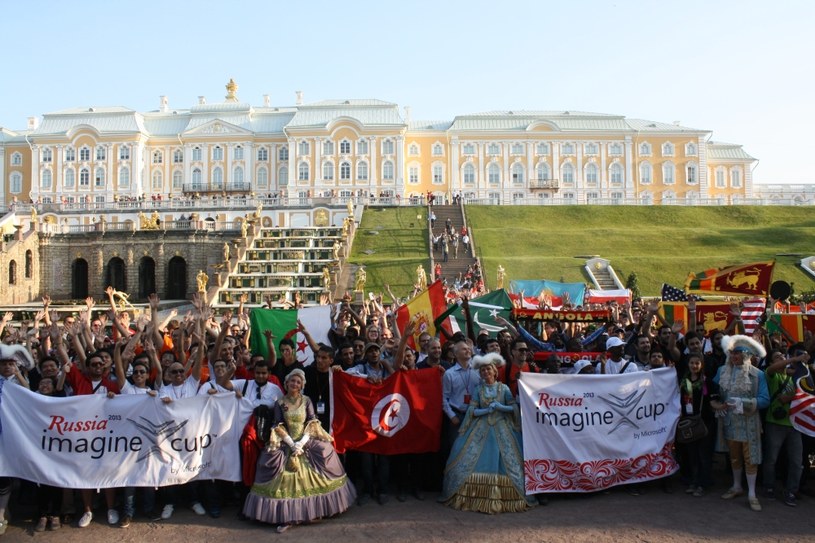 Zdjęcie wszystkich uczestników Imagine Cup - w tle zespół pałacowo-ogrodowy Peterhof /INTERIA.PL