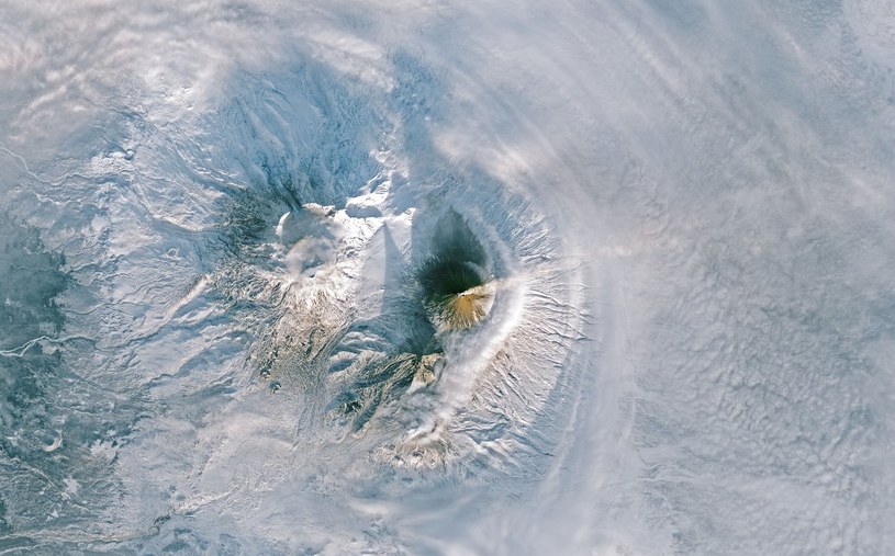 Zdjęcie wulkanu na Kamczatce okiem Landsata 8 (9-10 stycznia 2018) /materiały prasowe