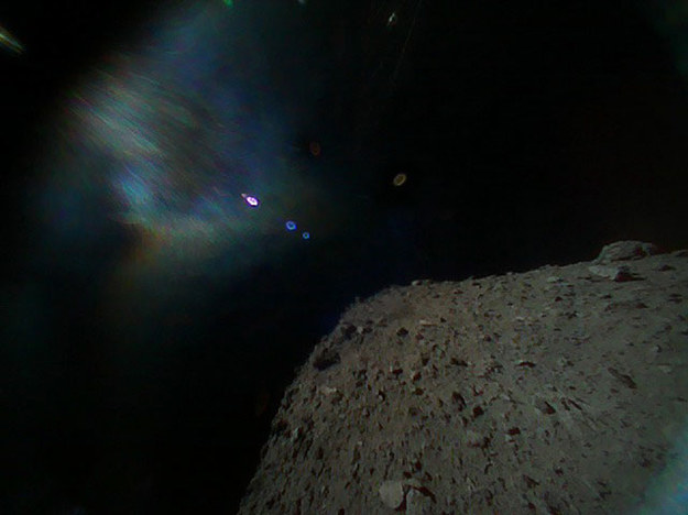 Zdjęcie wykonane po oddzieleniu sie próbnika Rover-1B od sondy Hayabusa 2.  Po prawej u dołu powierzchnia Ryugu. /JAXA /Materiały prasowe
