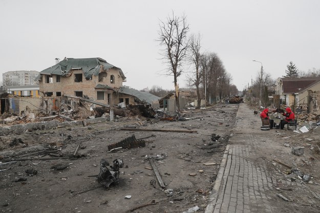 Zdjęcie wykonane podczas wizyty w Buczy zorganizowanej przez władze Kijowa. Ogólny widok ulicy ze zniszczonymi rosyjskimi maszynami wojskowymi w odbitym przez wojska ukraińskie /SERGEY DOLZHENKO /PAP/EPA