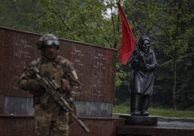 Zdjęcie wykonane podczas wizyty w Mariupolu zorganizowanej przez rosyjskie wojsko. Na zdjęciu rosyjski żołnierz obok pomnika babci w centrum miasta /Sergei Ilnitsky /PAP/EPA