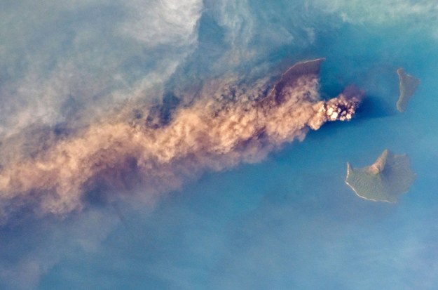 Zdjęcie wykonane przez kosmonautę Alexa Gersta pokazujące erupcję wulkanu /PAP/EPA/ALEXANDER GERST/ESA/NASA HANDOUT /PAP/EPA
