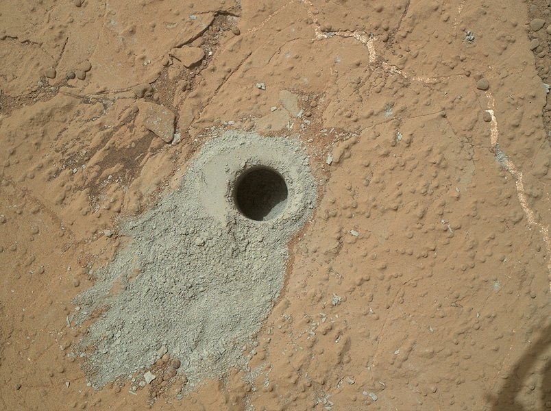 Zdjęcie wykonane przez łazik Curiosity po wierceniu skały Cumberland. /NASA