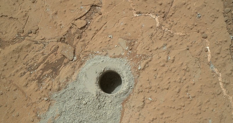 Zdjęcie wykonane przez łazik Curiosity po wierceniu skały Cumberland. /NASA
