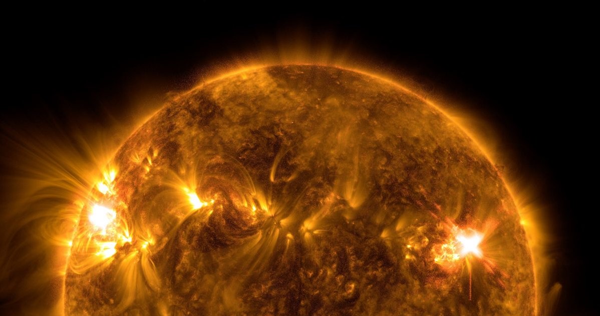 Zdjęcie wykonane Solar Dynamics Observatory przedstawiające rozbłysk słoneczny (lewa górna strona Słońca) z 2 października /NASA/SDO /materiały prasowe