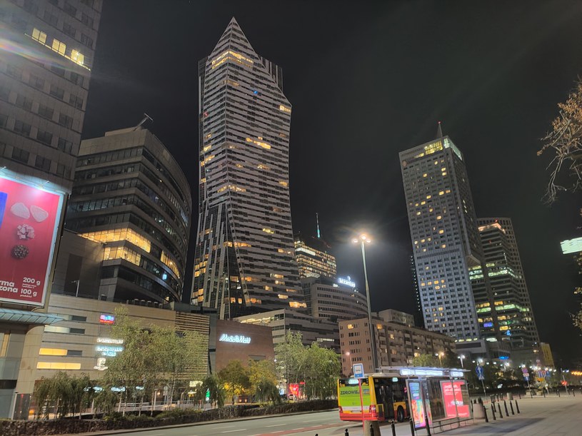 Zdjęcie wykonane tuż przed godziną 0:30. Rozświetlone wieżowce w centrum Warszawy. Na fotografii są także hotele /Wiktor Kazanecki /INTERIA.PL