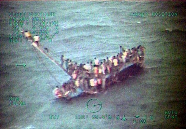 Zdjęcie wykonane z pokładu śmigłowca straży przybrzeżnej /USA Coast Guard /PAP/EPA