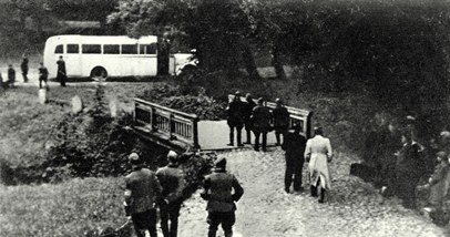 Zdjęcie wykonane z ukrycia, na chwilę przed odjazdem z Grünhof 21 września 1939 roku. /Odkrywca /Odkrywca