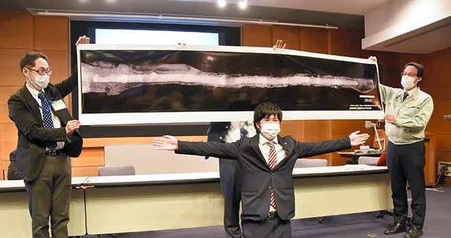 Zdjęcie X-Ray odnalezionego miecza podczas prezentacji znaleziska w budynku Miejskiej Rady Edukacyjnej miasta Nara /Kunihiko Imai /domena publiczna
