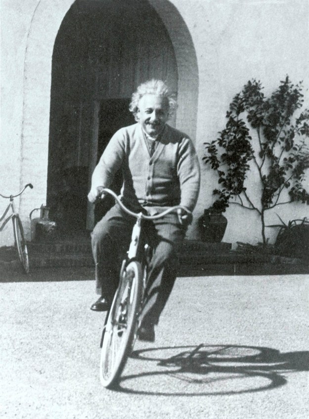 Zdjęcie z 18.02.1933 roku przedstawiające słynnego fizyka, noblistę Alberta Einsteina jadącego na rowerze przed domem znajomych w Santa Barbara w Kalifornii /USA EINSTEIN   /PAP/EPA