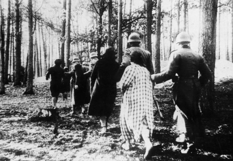 Zdjęcie z 1940 roku przedstawiające kobiety prowadzone przez Niemców na miejsce egzekucji w Palmirach /domena publiczna