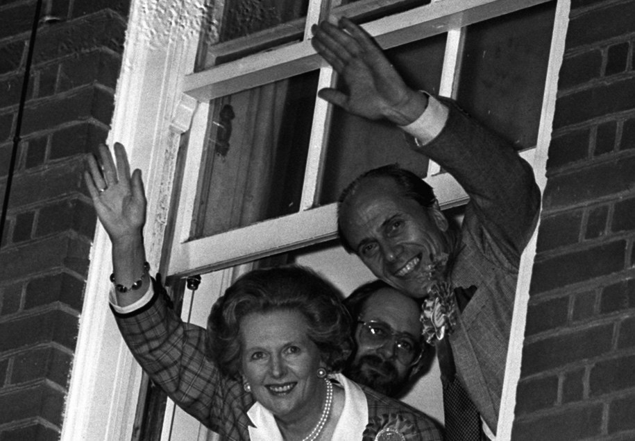 Zdjęcie z 1983 roku. Margaret Thatcher i Norman Tebbit machający do wyborców po wygranych wyborach /PAP/PA