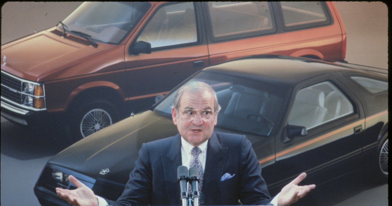 Zdjęcie z 1984 roku. W tle nowa gama Chryslera /Getty Images