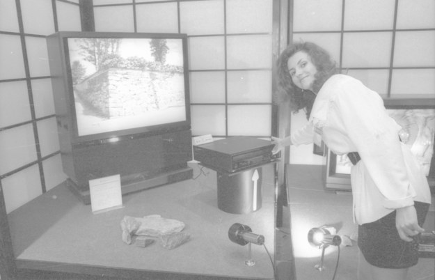 Zdjęcie z 1990 roku: Hotel Victoria w Warszawie i prezentacja sprzętu radiowo-telewizyjnego, audio i video japońskiej firmy Hitachi /Teodor Walczak /PAP