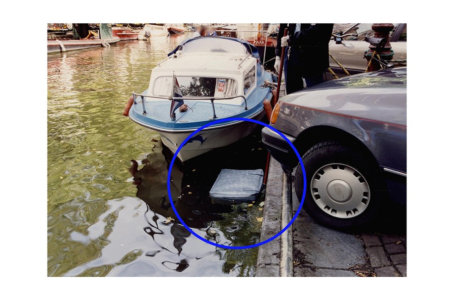 Zdjęcie z 1992 roku - w kanale w Amsterdamie znaleziono zwłoki kobiety w walizce /Interpol /