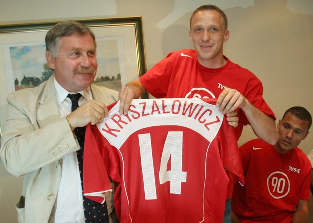 Zdjęcie z 2005 roku: Ówczesny trener Wisły Kraków Jerzy Engel wręcza koszulkę Pawłowi Kryszałowiczowi / 	Jacek Bednarczyk    /PAP
