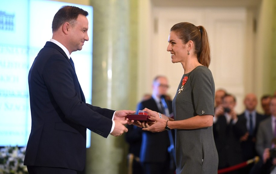 Zdjecie z 2016 roku: prezydent Andrzej Duda (L) i Maja Włoszczowska (P) podczas uroczystości wręczenia odznaczeń państwowych medalistom XXXI Letnich Igrzysk Olimpijskich /Bartłomiej  Zborowski /PAP