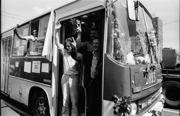Zdjęcie z 5 sierpnia 1981 roku, a na nim dziennikarz Adam Michnik, lider Solidarności Lech Wałęsa oraz związkowiec, działacz opozycji w okresie PRL Andrzej Gwiazda /Grzegorz Roginski /PAP
