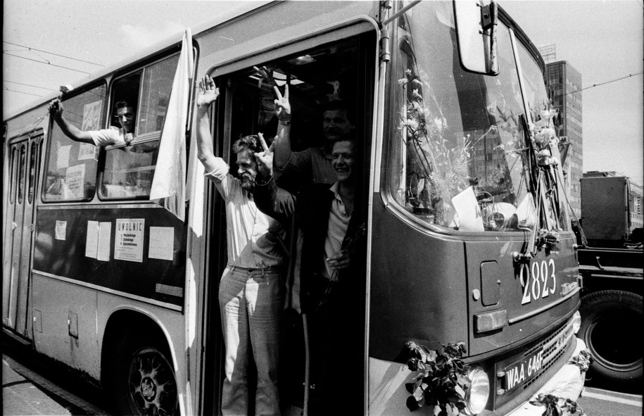 Zdjęcie z 5 sierpnia 1981 roku, a na nim dziennikarz Adam Michnik, lider Solidarności Lech Wałęsa oraz związkowiec, działacz opozycji w okresie PRL Andrzej Gwiazda /Grzegorz Roginski /PAP