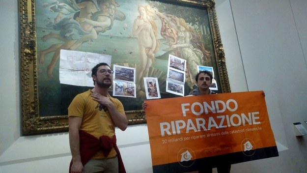 Zdjęcie z akcji aktywistów klimatycznych w galerii Uffizi we Florencji /MARIE-LAURE MESSANA/AFP /East News