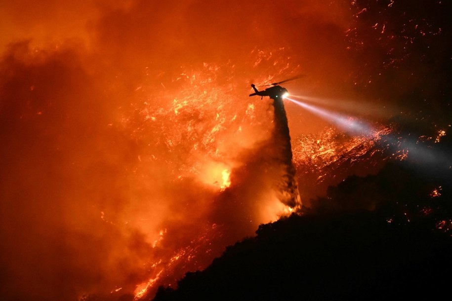 Zdjęcie z akcji gaśniczej /PATRICK T. FALLON/AFP /East News