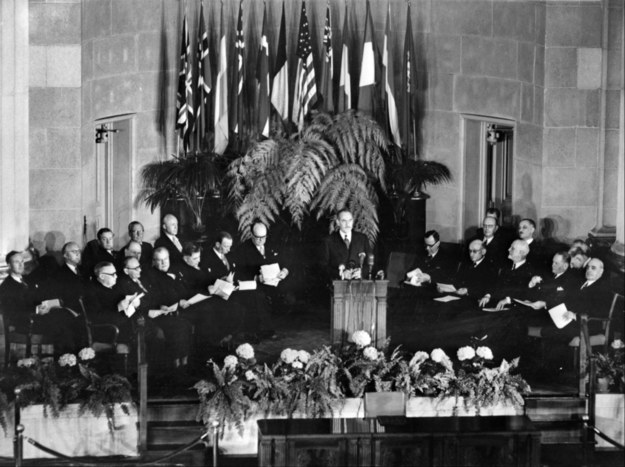 Zdjęcie z ceremonii podpisania dokumentów powołujących do życia Pakt Północnoatlantycki NATO w Waszyngtonie 4 Kwietnia 1949 roku /	AFP-FILES /PAP/EPA