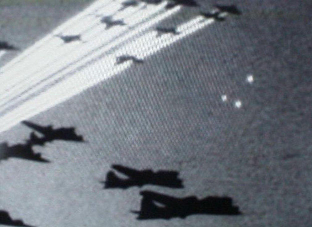 Zdjęcie z czasów II wojny światowej, na którym widać domniemane UFO towarzyszące alianckim samolotom /MWMedia