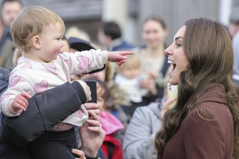 Zdjęcie z dzieckiem stało się już hitem internetu. Księżna Kate doskonale bawiła się podczas tego spotkania /Chris Jackson/Associated Press/East News /East News