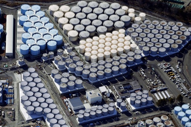 Zdjęcie z helikoptera przedstawiające zbiorniki w elektrowni Fukushima, w których przechowywana jest skażona woda. /	Newscom   /PAP/EPA