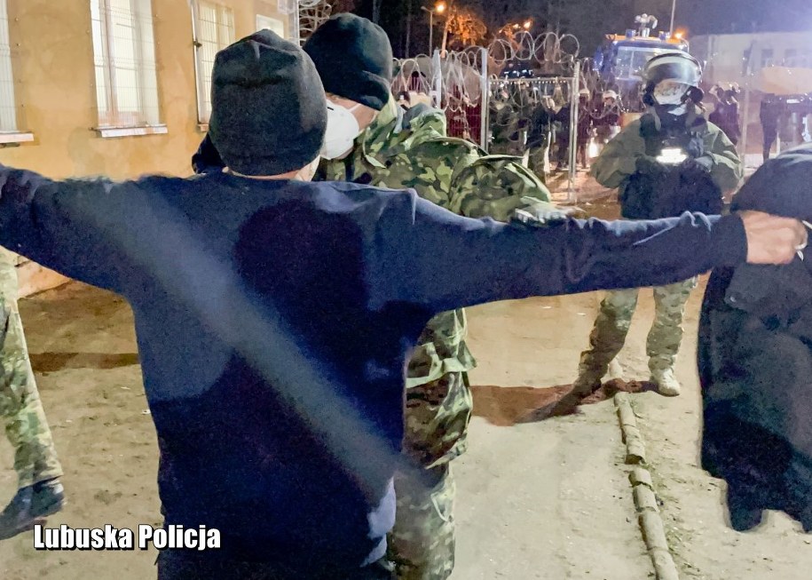 Zdjęcie z interwencji służb w czasie czwartkowego buntu migrantów /lubuska.policja.gov.pl /