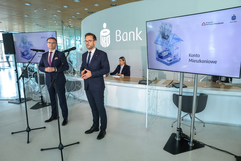 Zdjęcie z konferencji prasowej prezesa PKO Banku Polskiego Dariusza Szweda (po lewej) oraz ministra rozwoju i technologii Waldemara Budy (po prawej) /Rafał Guz/PAP /PAP