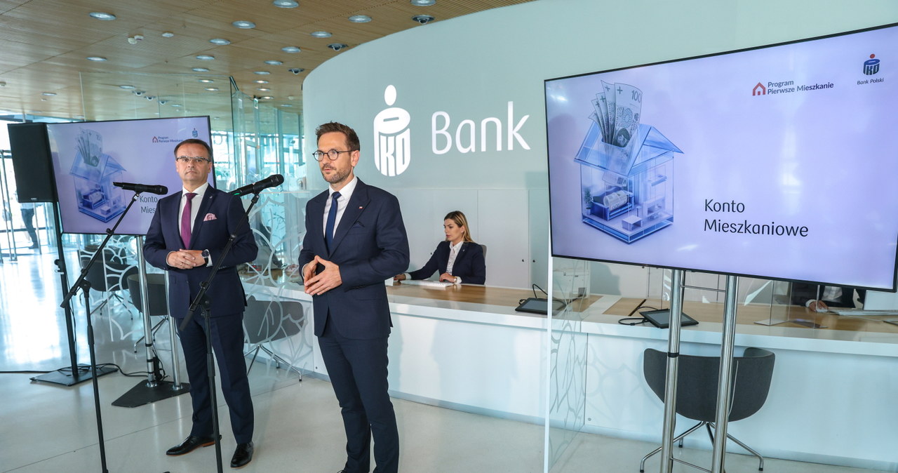 Zdjęcie z konferencji prasowej prezesa PKO Banku Polskiego Dariusza Szweda (po lewej) oraz ministra rozwoju i technologii Waldemara Budy (po prawej) /Rafał Guz/PAP /PAP
