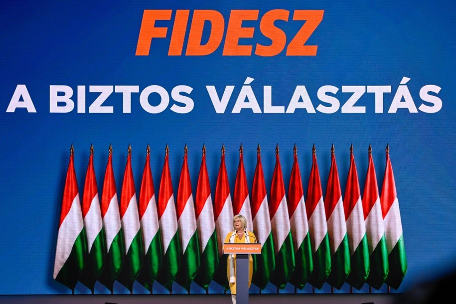 Zdjęcie z kongresu partii Fidesz z 10 stycznia br.; napis oznacza "bezpieczny wybór". /	Robert Hegedus /PAP/EPA