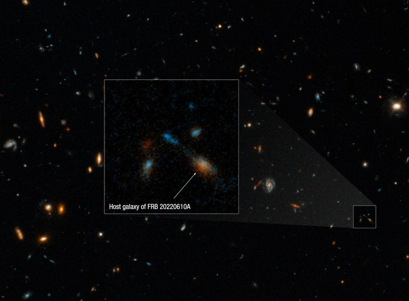 Zdjęcie z Kosmicznego Teleskopu Hubble'a przedstawiające galaktykę macierzystą wyjątkowo potężnego szybkiego rozbłysku radiowego, FRB 20220610A. /NASA, ESA, STScI, Alexa Gordon (Northwestern) /domena publiczna