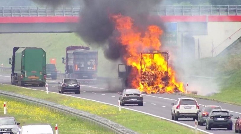 Zdjęcie z miejsca pożaru na autostradzie A1 /GDDKiA Łódź /