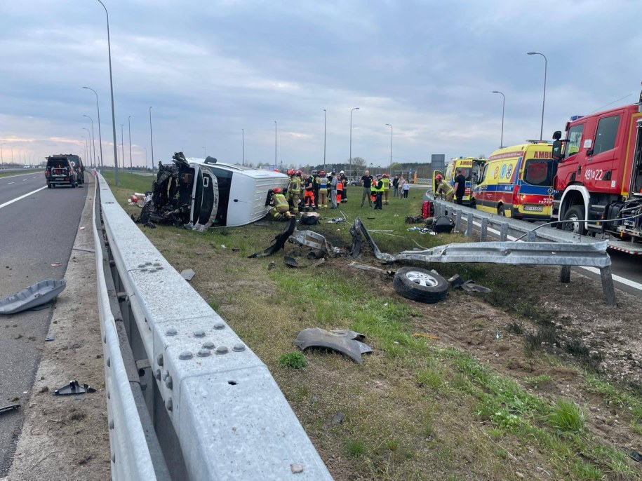 Zdjęcie z miejsca wypadku na A4 /KP PSP ŁAŃCUT/str. Kacper Ulhurski /Państwowa Straż Pożarna