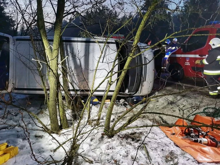 Zdjęcie z miejsca wypadku /PAP/KP PSP w Sieradzu /PAP