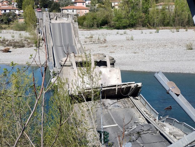 Zdjęcie z miejsca zawalenia się mostu /CARABINIERI / HANDOUT /PAP/EPA