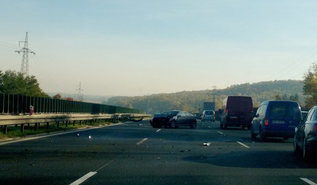 Wypadek na A4. Samochód uderzył w barierki Zdjęcie z miejsca zdarzenia /INTERIA.PL