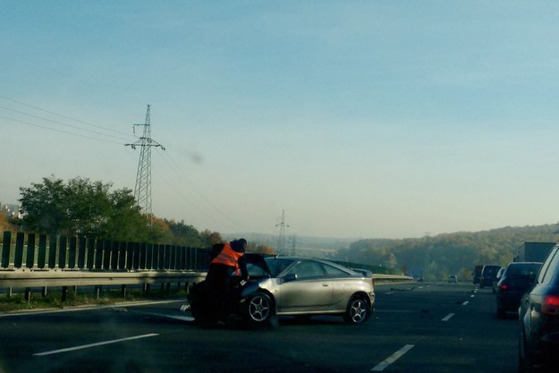 Wypadek na A4. Samochód uderzył w barierki Zdjęcie z miejsca zdarzenia /INTERIA.PL