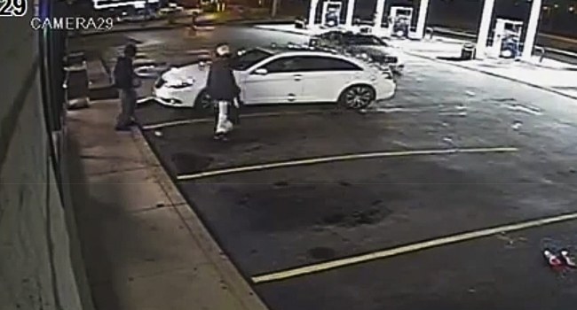 Zdjęcie z monitoringu stacji benzynowej /ST. LOUIS COUNTY POLICE VIDEO / HANDOUT /PAP/EPA