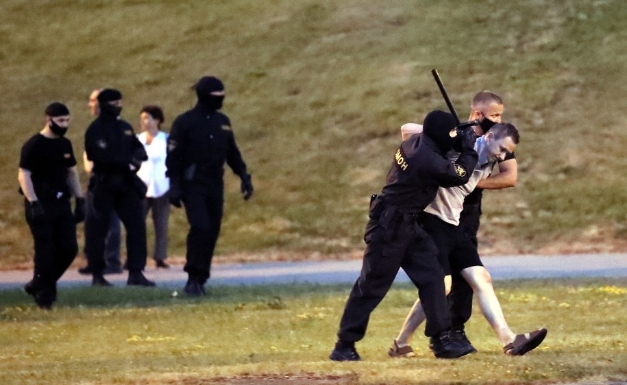 Zdjęcie z niedzielnych protestów /TATYANA ZENKOVICH  /PAP/EPA
