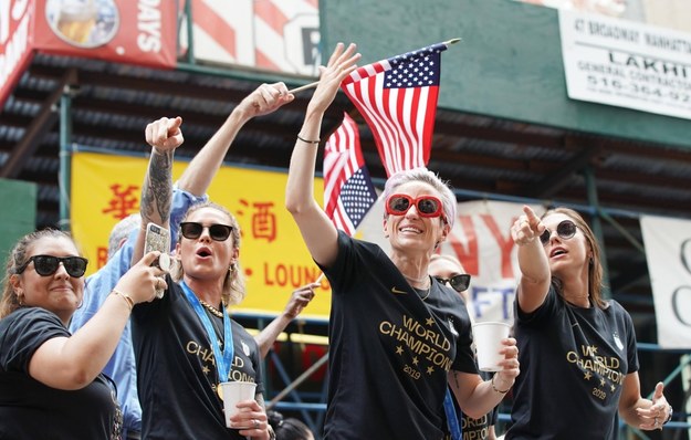Zdjęcie z parady piłkarek USA po zdobyciu mistrzostwa świata /JOHN ANGELILLO /PAP/Newscom