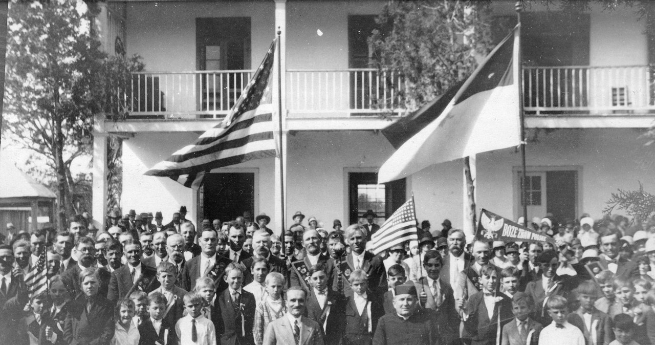 Zdjęcie z patriotycznej uroczystości w jednej z polskich osad w Teksasie,  lata trzydzieste XX wieku /materiały prasowe