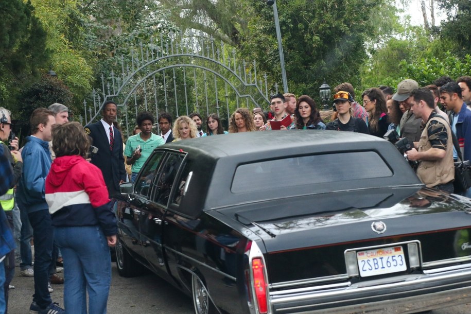 Zdjęcie z planu filmu "Michael" - limuzyna króla popu otoczona przez fanów /SplashNews.com /East News