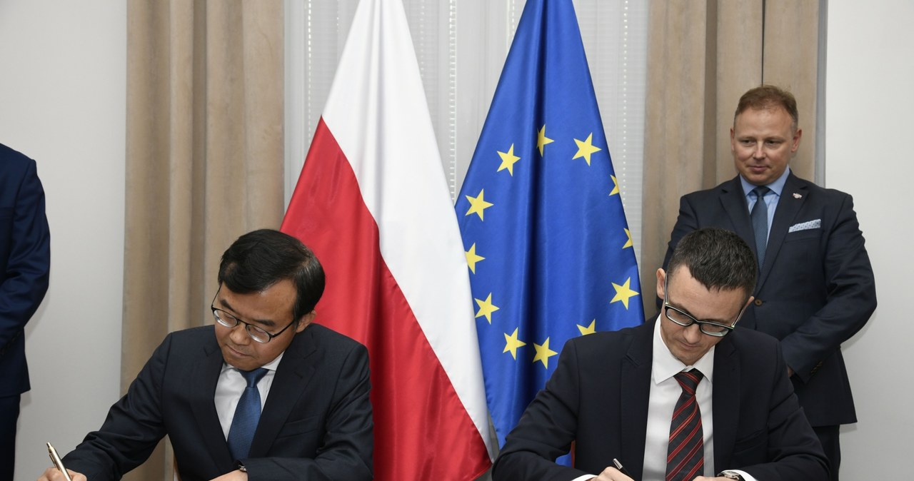 Zdjęcie z podpisania umowy - Prezes Samsung Electronics Polska Joseph Kim oraz Pełnomocnik Rządu ds. Cyberbezpieczeństwa Minister Karol Okoński /materiały prasowe