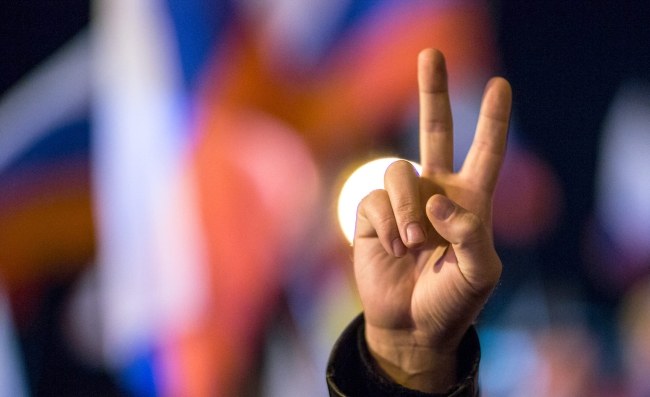 Zdjęcie z prorosyjskiej demonstracji w Symferopolu /PAP/EPA/HANNIBAL HANNSCHKE /PAP/EPA